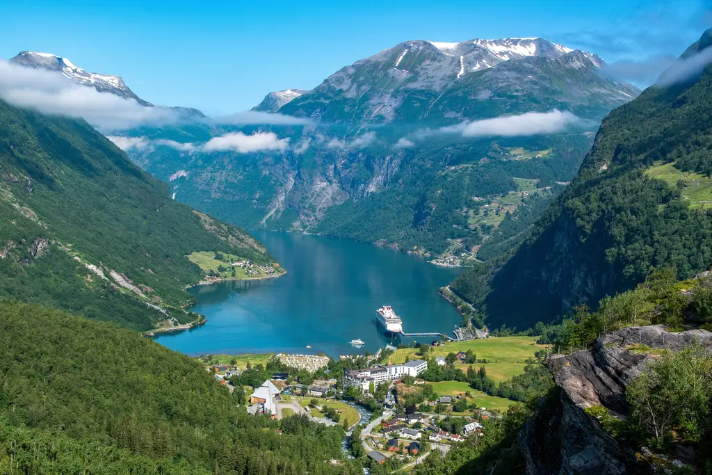 Geiranger village, Norway – 3000 piece jigsaw puzzle on JigsawFusion