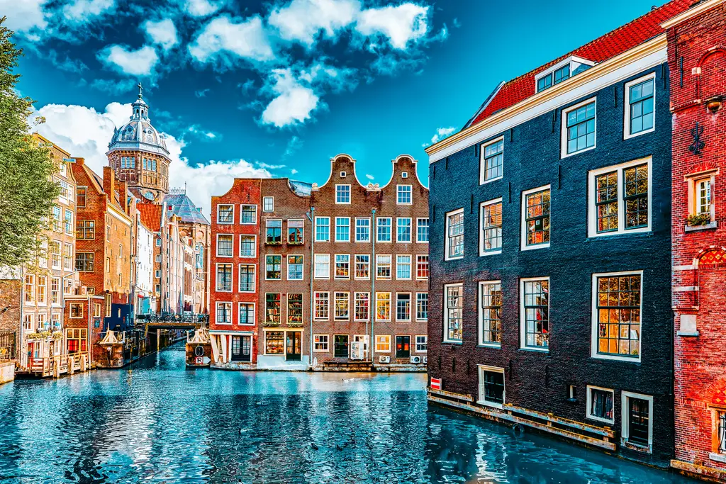 Colorful Canals – 7000 piece jigsaw puzzle on JigsawFusion