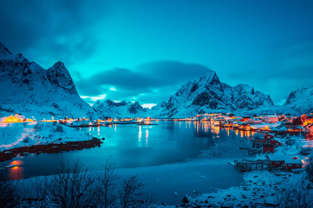 Reine Lofoten Night Glow – 7000 piece jigsaw puzzle on JigsawFusion
