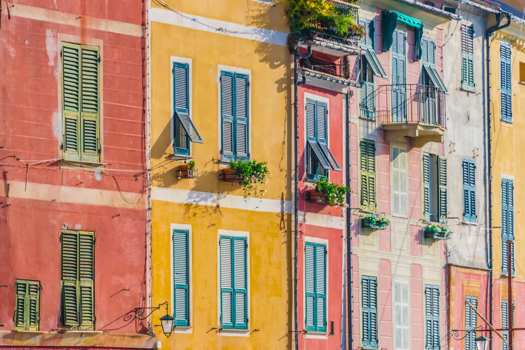 Colorful Shutter Facades – 9000 piece jigsaw puzzle on JigsawFusion