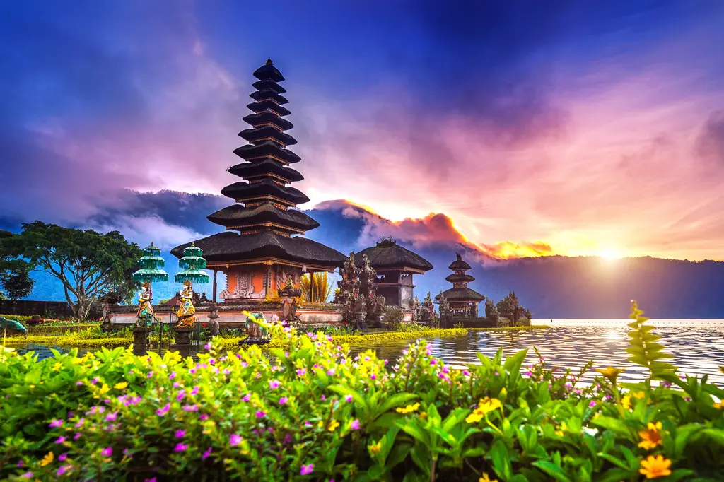Balinese Lakeside Temple – 9000 piece jigsaw puzzle on JigsawFusion