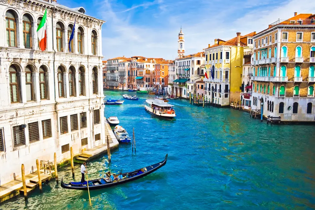 Venice Canal View – 6500 piece jigsaw puzzle on JigsawFusion