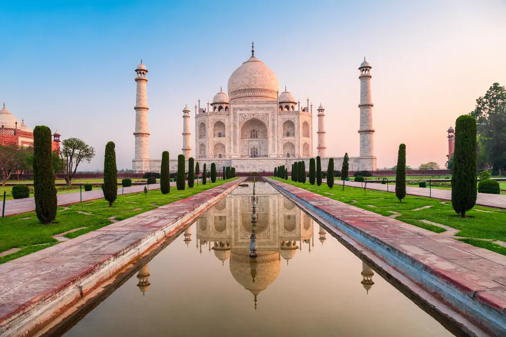 Taj Mahal at Sunrise – 5000 piece jigsaw puzzle on JigsawFusion